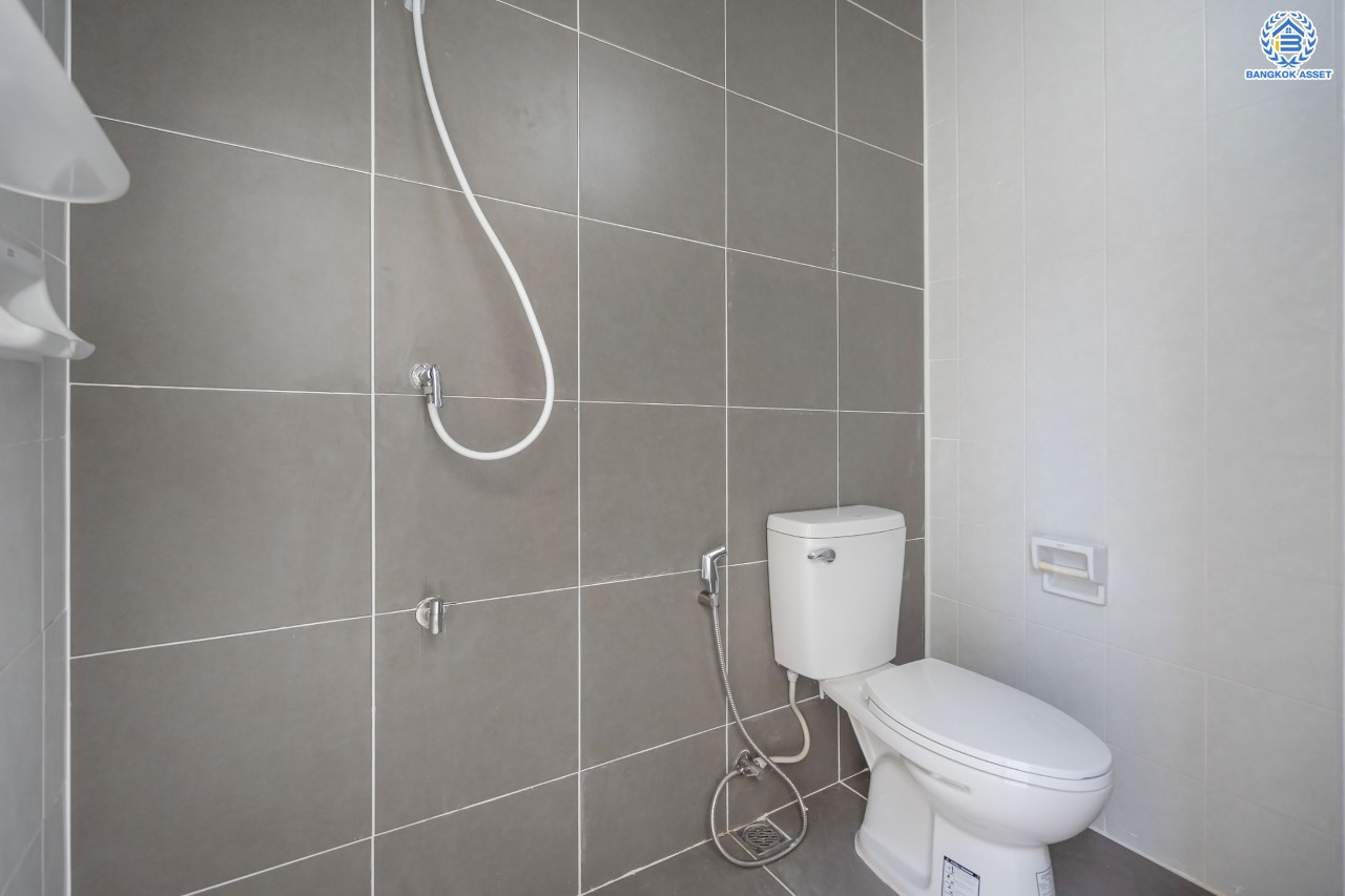 บ้านมือสองตกแต่งใหม่ ม.บุญโต55 แจ้งวัฒนะ ทำเลโซนเมือง!  เนื้อที่ 50 ตร.ว. ฟังก์ชันจัดเต็ม 3 ห้องนอน 4 ห้องน้ำ 1 ห้องแม่บ้าน รองรับทุกการอยู่อาศัย ทำเลเดินทางสะดวกเพียง 1 กม.จากจุดขึ้นทางด่วนศรีสมาน ใกล้เมืองทองธานี เซ็นทรัลแจ้งวัฒนะ และ รถไฟฟ้าสายสีแดง "สถานีหลักสี่"